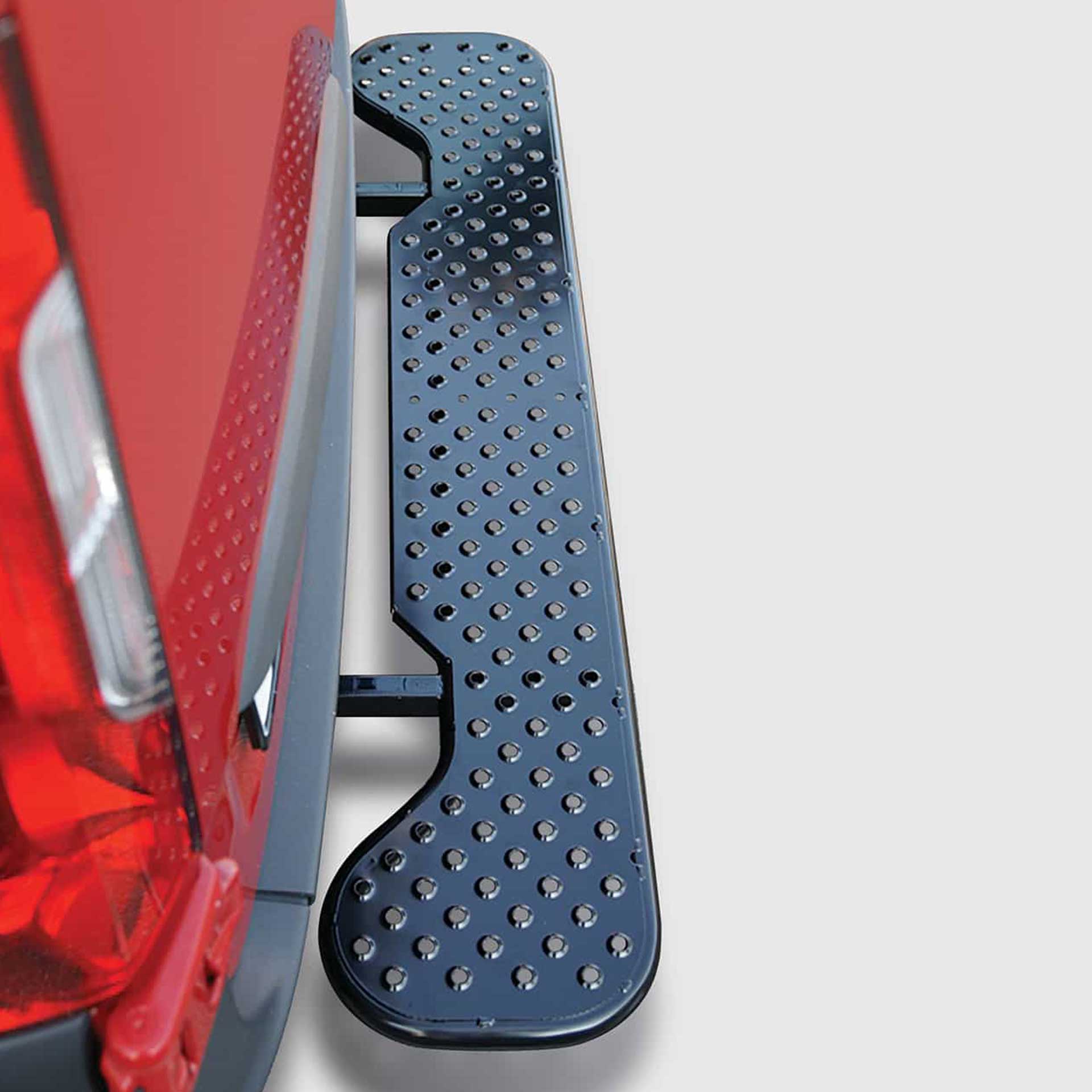 Hecktrittstufe Einschiebbare, rutschfeste Oberflaeche, ausgeschoben. Serie-HQ von AlphaDynamik Hecktrittstufe Einschiebbare, rutschfeste Oberflaeche, ausgeschoben. Serie-HQ von AlphaDynamik