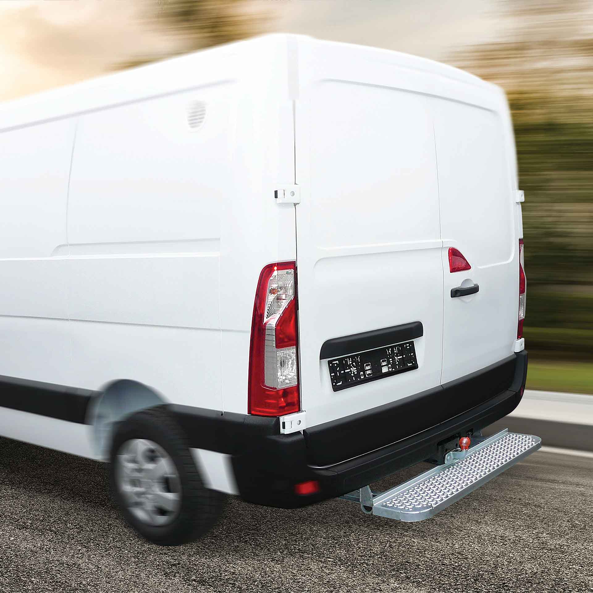 Heckstufe für Mercedes-Benz, Ford, Nissan, Opel, MAN, Toyota, Fiat, Peugeot, Renault, Citroen, Hyundai, VW, Iveco, andere Transporter. Rutschfeste Oberfläche Serie HTF von AlphaDynamik Heckstufe für Mercedes-Benz, Ford, Nissan, Opel, MAN, Toyota, Fiat, Peugeot, Renault, Citroen, Hyundai, VW, Iveco, andere Transporter. Rutschfeste Oberfläche Serie HTF von AlphaDynamik