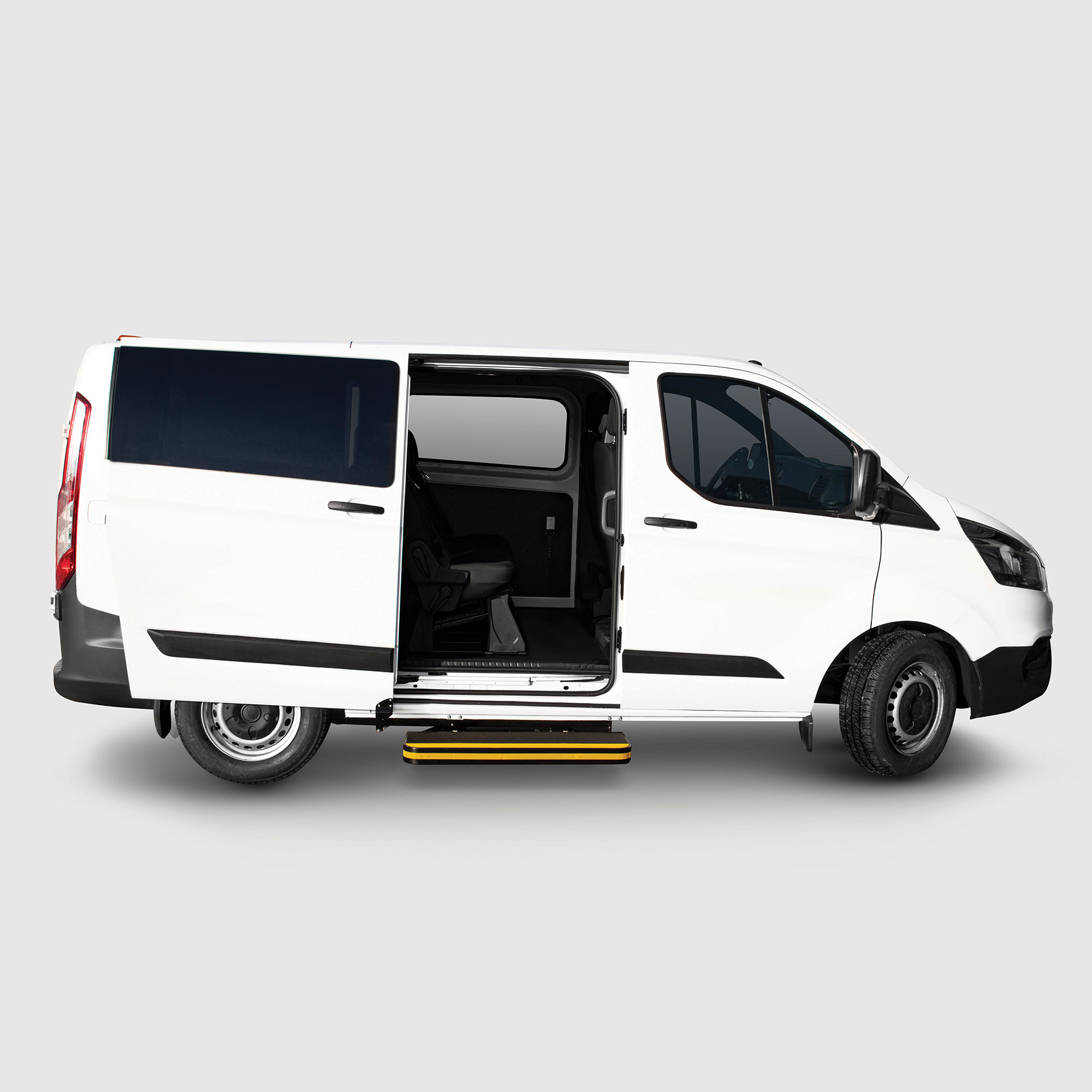 Serie-X3-Mechanische-tuerkombinierte-Trittstufe-am-Fahrzeug-von-AlphaDynamik