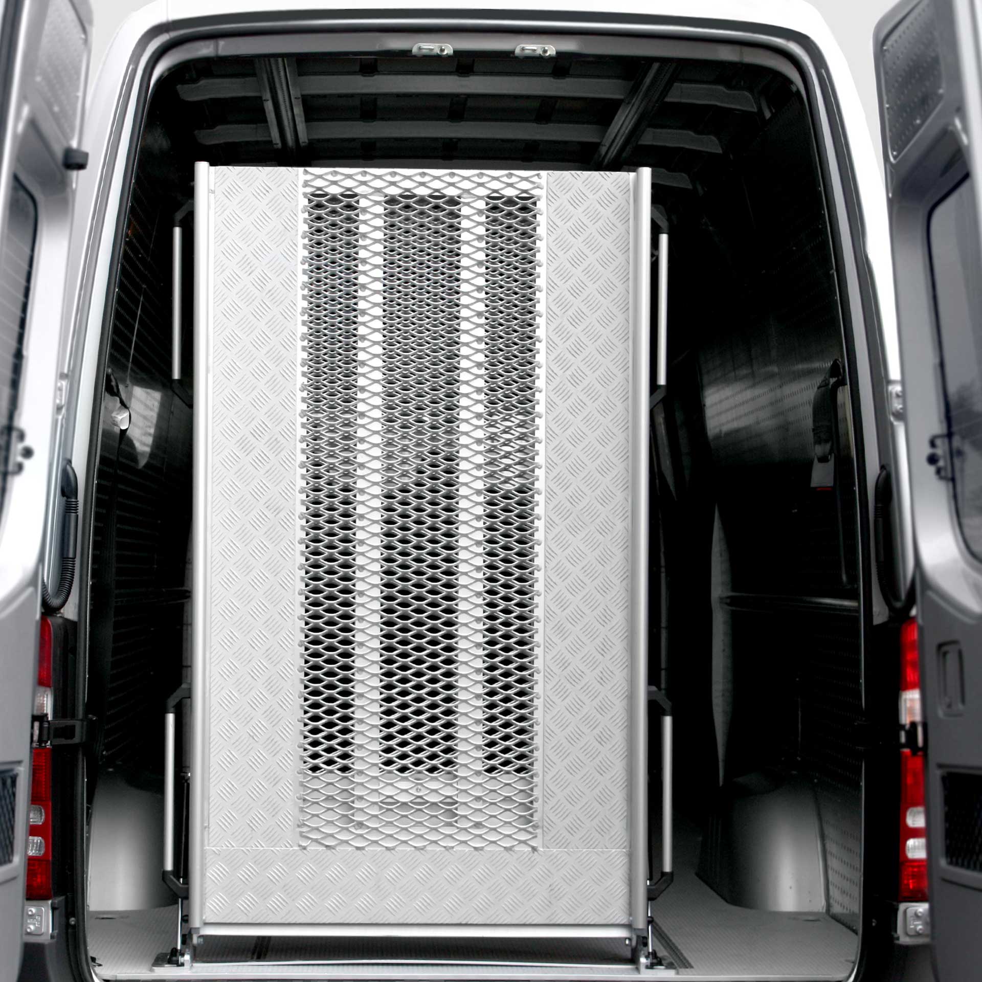 Serie-PRO-Festmontierte-Verladerampe-fuer-KTW-und-Warentransport-AlphaDynamik