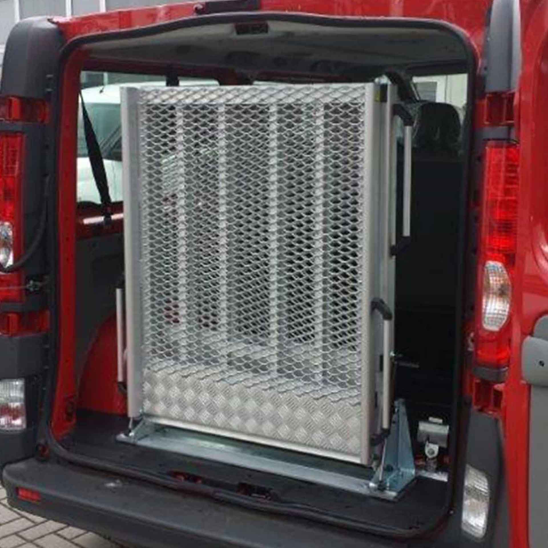 Serie EASY | Fest montierte Rollstuhlrampe für Kleinbusse - Abmessung 2.000 x 800 mm, 3-fach faltbar