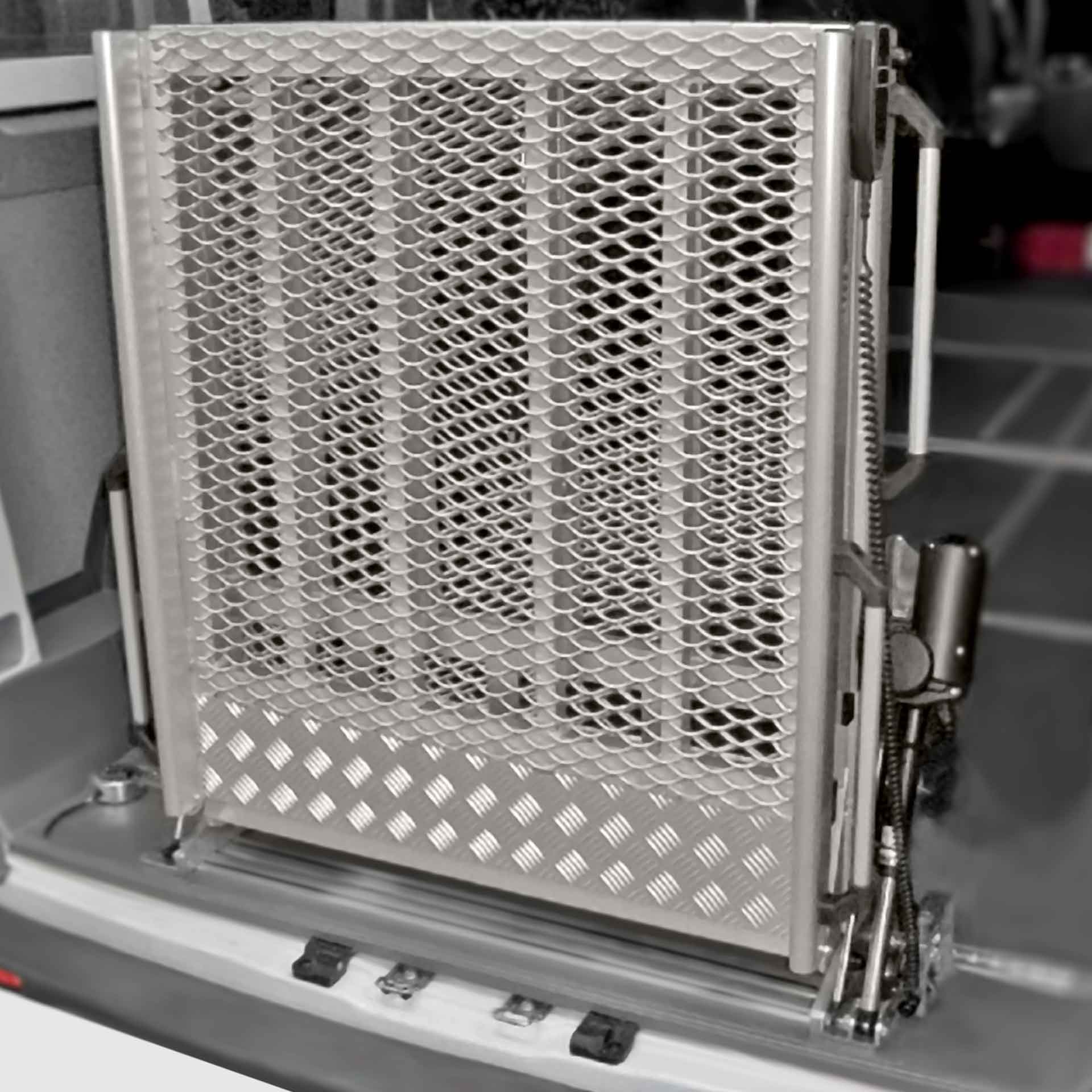 Festmontierte Elektrisch Verladerampe für KTW & Warentransport, Geschlossene Seitenfläche - für einfaches Verladen von Gegenständen. Serie PRO Rampe mit Gasdruckdämpfer von Alphadynamik Festmontierte Elektrisch Verladerampe für KTW & Warentransport, Geschlossene Seitenfläche - für einfaches Verladen von Gegenständen. Serie PRO Rampe mit Gasdruckdämpfer von Alphadynamik