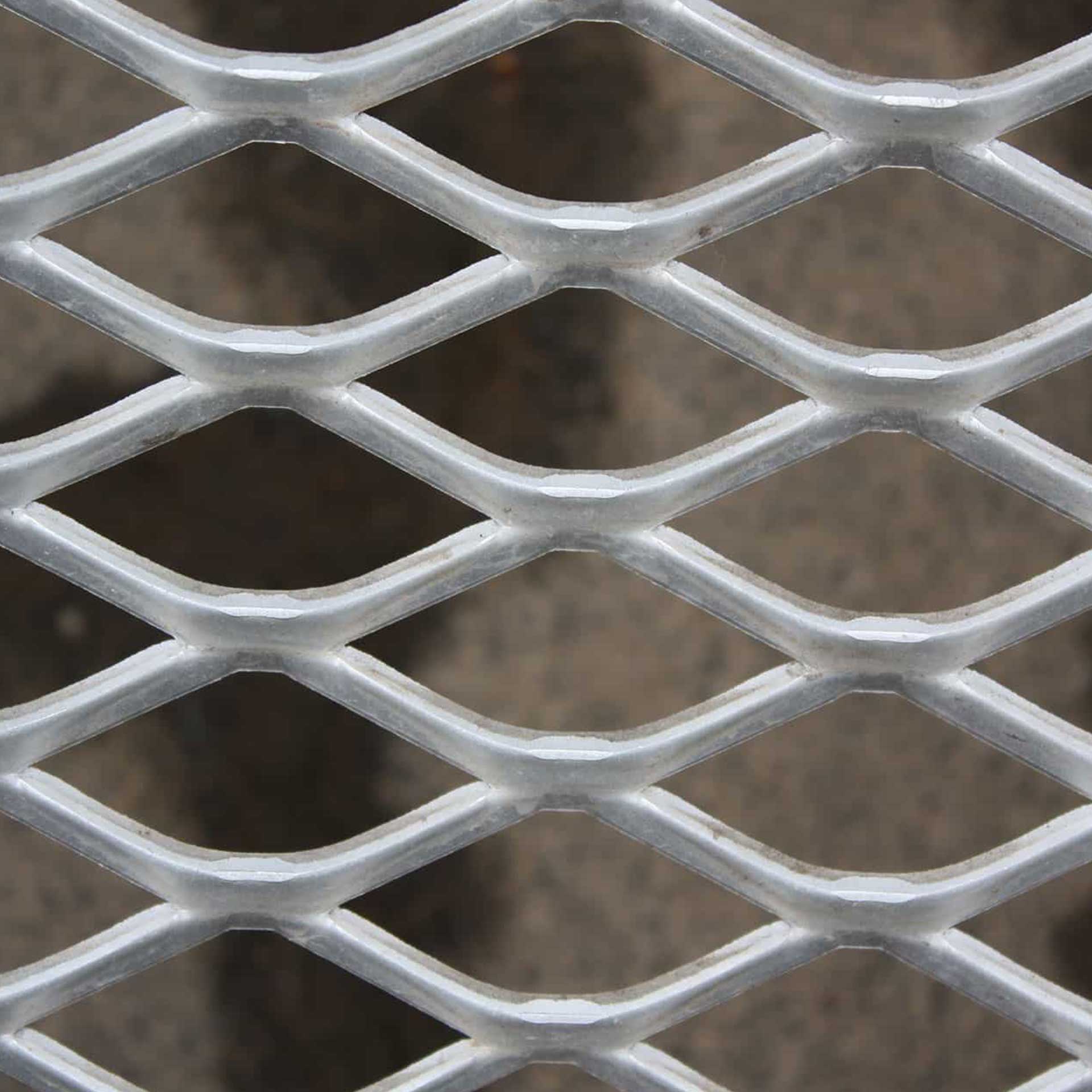 Serie-EASY-Festmontierte-Rollstuhlrampe-fur-Kleinbusse-offene-Struktur-bietet-guten-Halt-von-AlphaDynamik