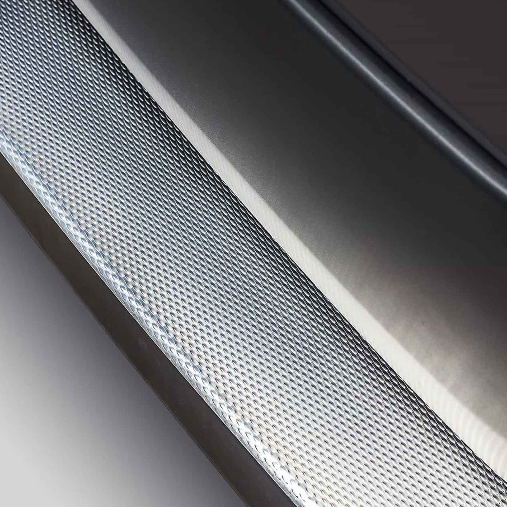 Serie-Nevada-Edelstahl-Ladekantenschutz-Elegante-Optik-Selbstklebend-von-AlphaDynamik