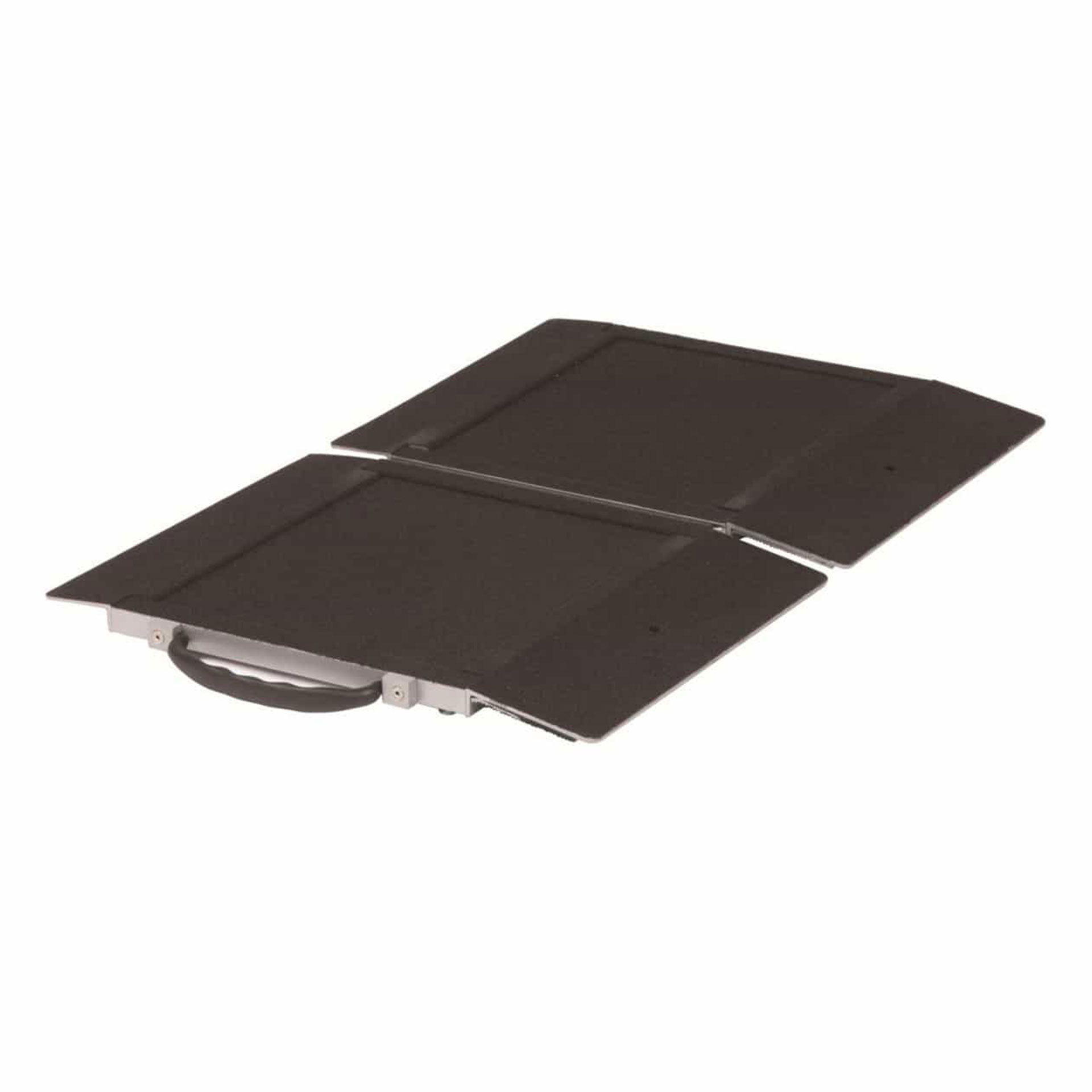 Serie-SFM-Mobile-Kofferrampe-mit-Tragegriff-von-AlphaDynamik Serie SFM | Mobile Rampe für Rollstühle (tragbar) - 400 mm lang