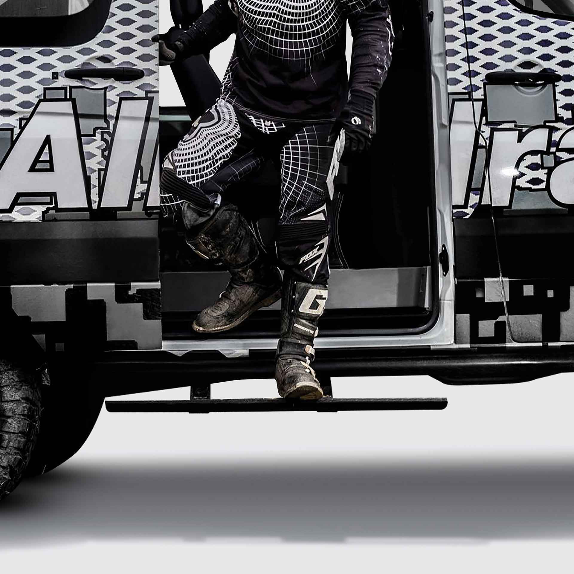 Vollautomatische Van Seitentrittstufe Allrad von AlphaDynamik, Serie ETB Kastenwagenstufe, Schwenk Stufe Ausfahrzeit: 2 Sekunden Vollautomatische Van Seitentrittstufe Allrad von AlphaDynamik, Serie ETB Kastenwagenstufe, Schwenk Stufe Ausfahrzeit: 2 Sekunden