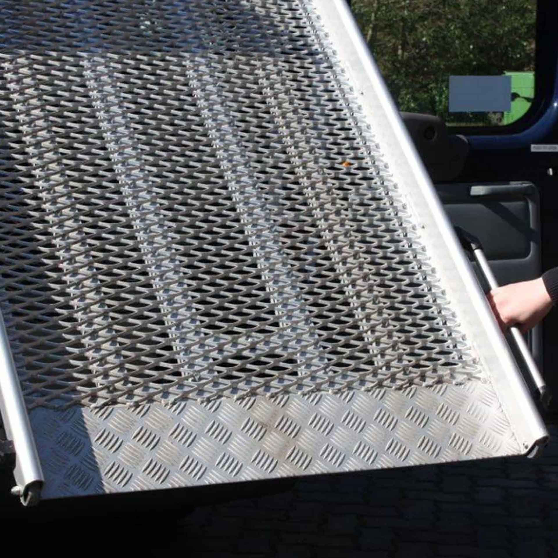 Serie EASY | Fest montierte Rollstuhlrampe für Kleinbusse - Abmessung 1.700 x 820 mm, mittig klappbar