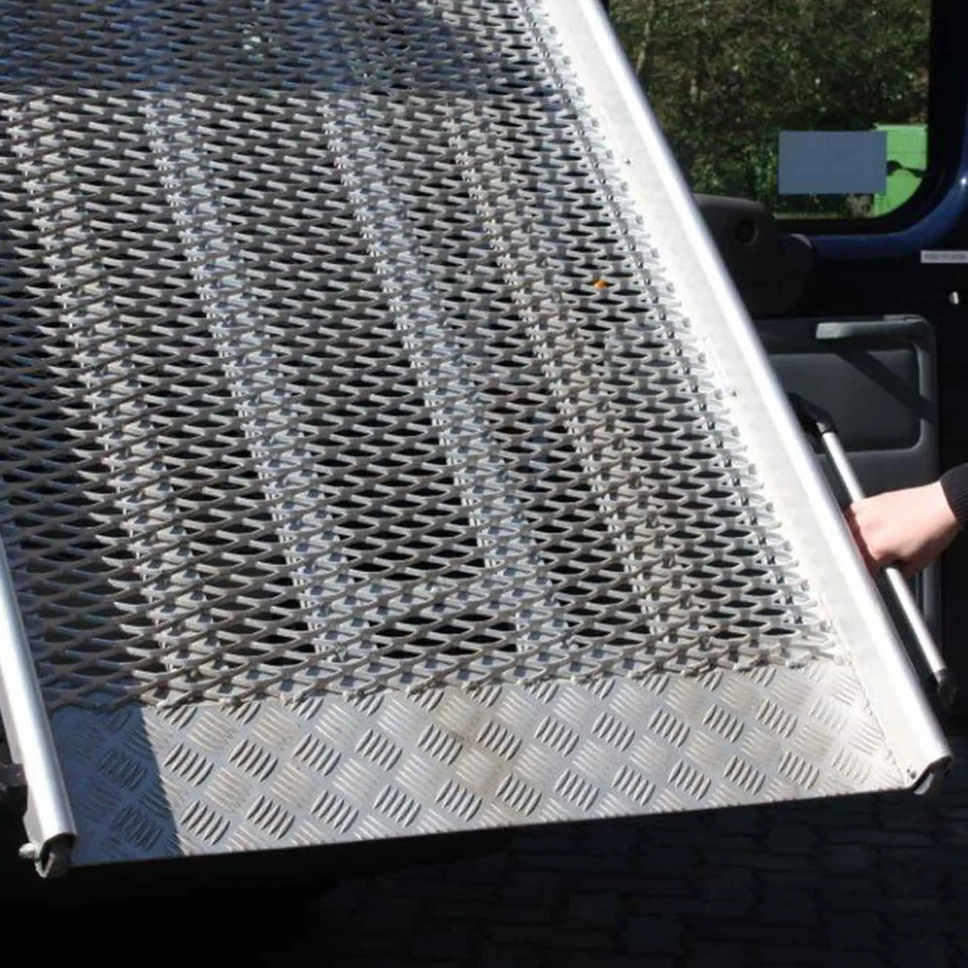 Serie EASY | Fest montierte Rollstuhlrampe für Kleinbusse - Abmessung 3.100 x 800 mm, 3-fach faltbar