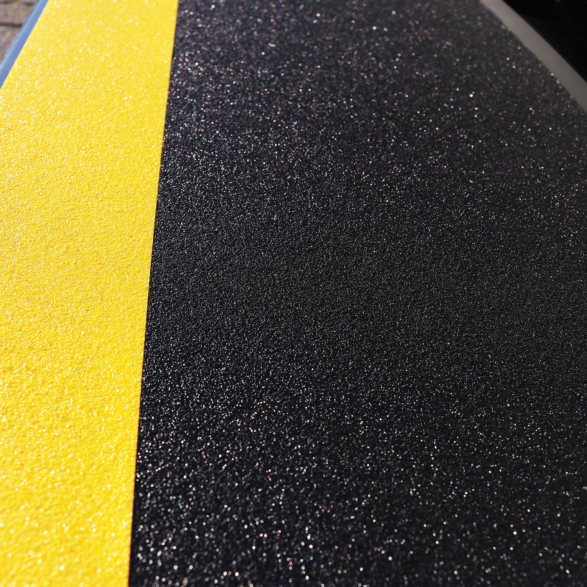 Serie-X3-Mechanische-tuerkombinierte-Trittstufe-Rutschhemmung-R13-AlphaDynamik