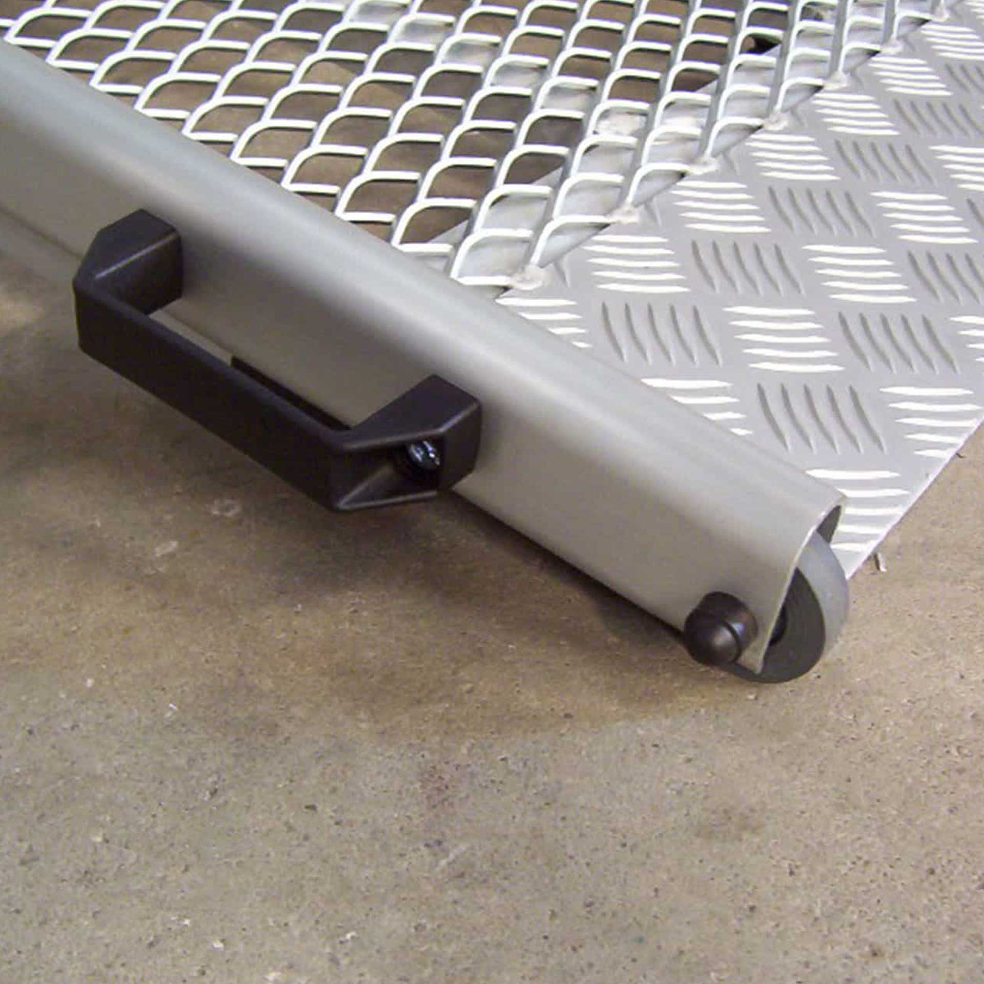 Serie EASY | Fest montierte Rollstuhlrampe für Kleinbusse - Abmessung 2.800 x 850 mm, 3-fach faltbar