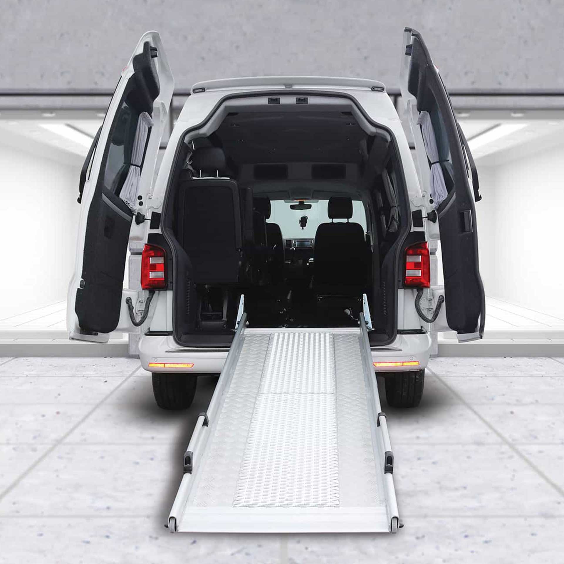 Festmontierte Verladerampe fur KTW und Warentransport. Serie PRO Rampe von AlphaDynamik, schmale Ausfuehrung ideal fur den Dauereinsatz Festmontierte Verladerampe fur KTW und Warentransport. Serie PRO Rampe von AlphaDynamik, schmale Ausfuehrung ideal fur den Dauereinsatz