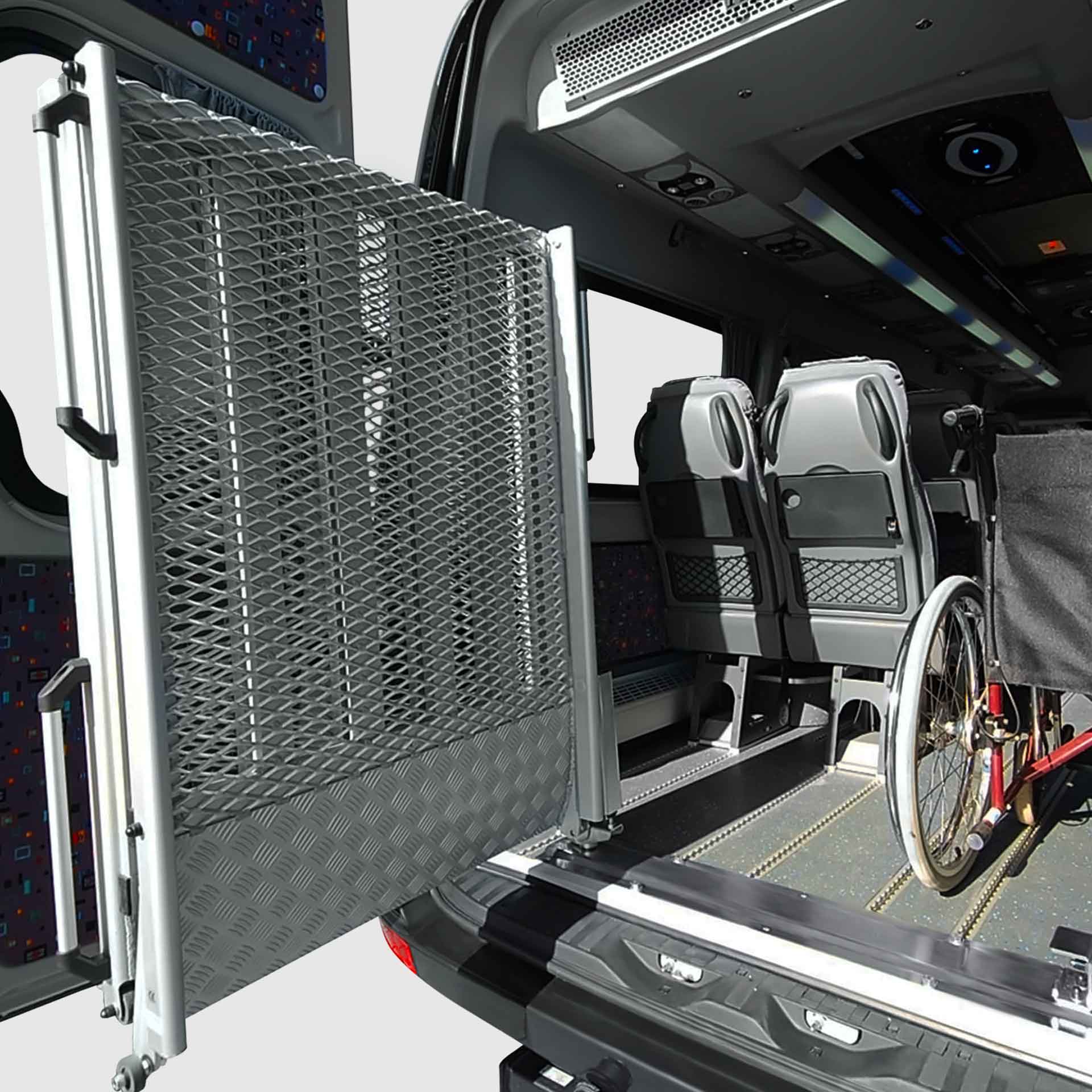 Serie EASY | Fest montierte Rollstuhlrampe für Kleinbusse - Abmessung 2.800 x 870 mm, mittig klappbar