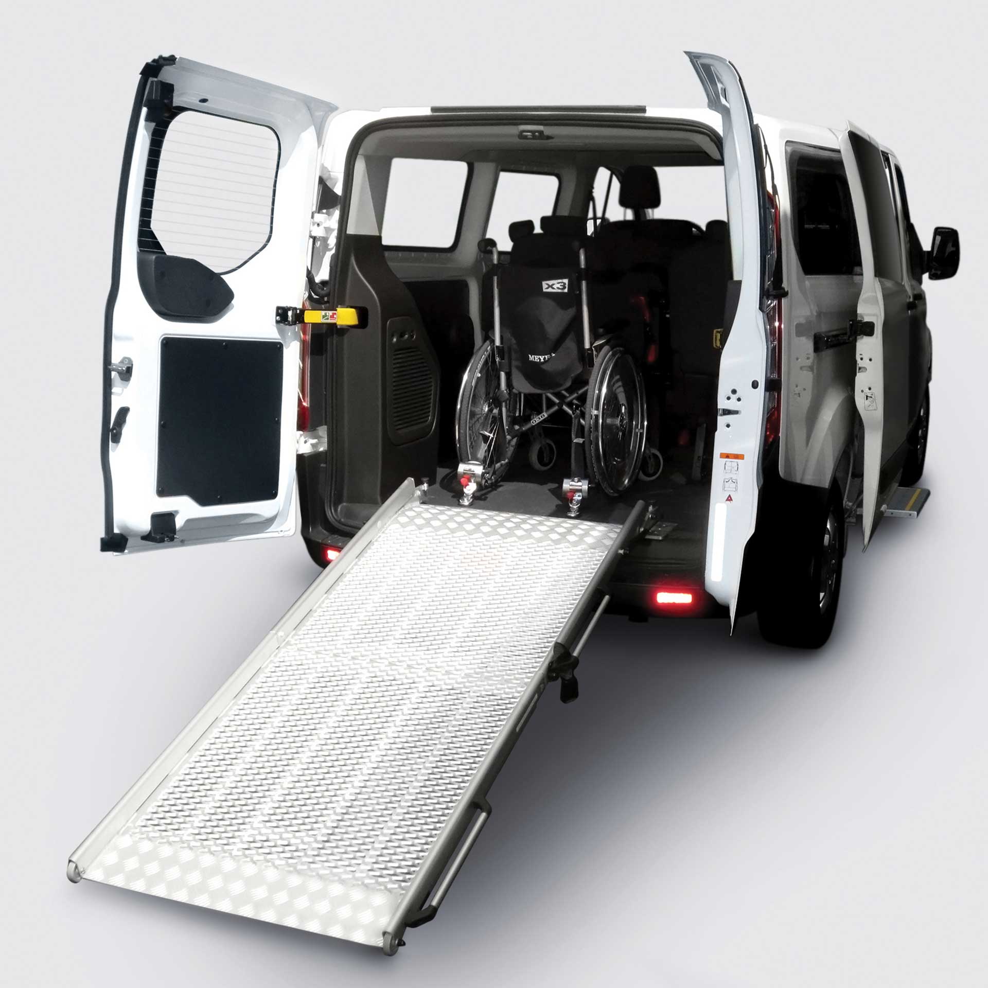 Serie EASY | Fest montierte Rollstuhlrampe für Kleinbusse - Abmessung 2.400 x 850 mm, 3-fach faltbar
