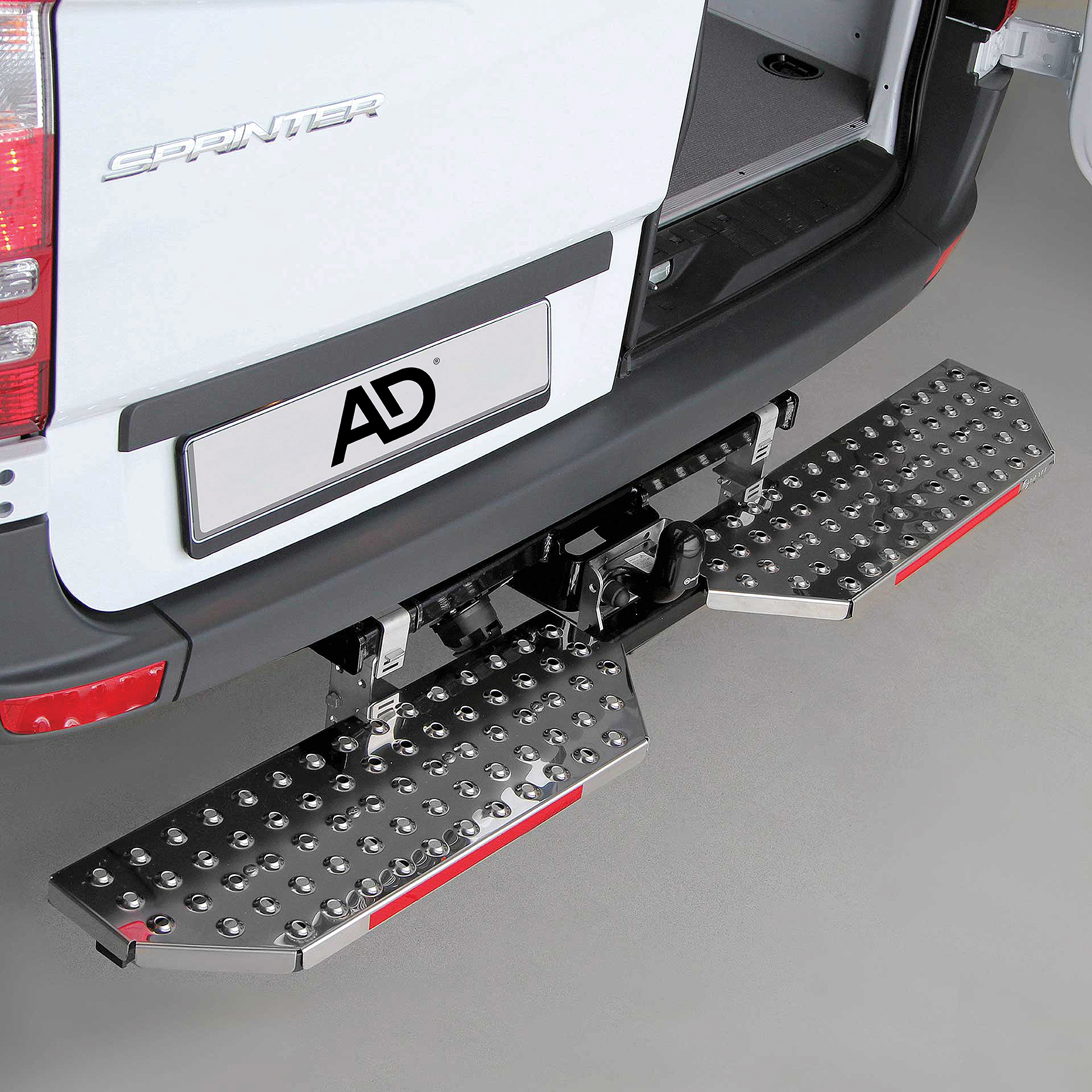 Serie AKT | Edelstahl Heckauftritt für Fahrzeuge mit verschraubten Kugelkopf, geteilt